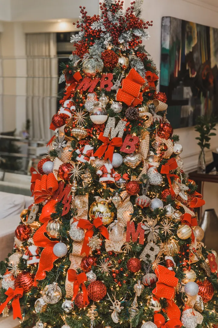 Árbol decorado por Neaf con lazos rojos, esferas plateadas y luces cálidas